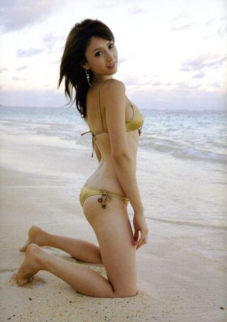 Enchanting gravure idol babe allures with her big brown eyes