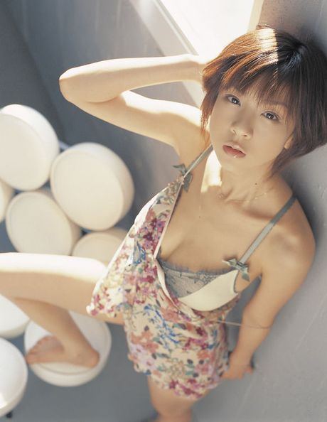 Aki Hoshino sweet Japanese babe in her bikini and high heels