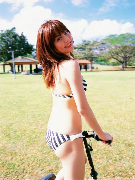 Captivating gravure idol shows off in her bikini at the beach