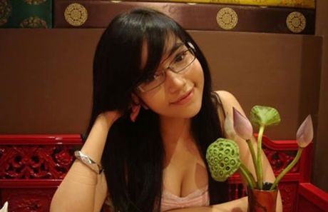 More sexy pictures of busty Asian Elly