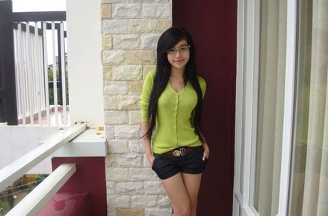 Elly looking super hot in red tank top and cap