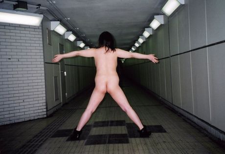 Japanese teenage amateur strips and shows her curves in the public place