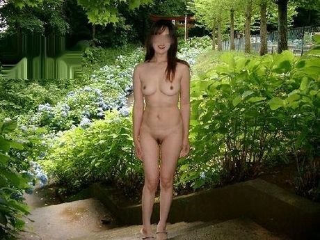 Asian amateur girl strips and masturbates in the public park