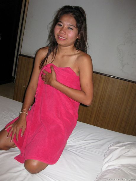 Real Thai gogo whore creampied by a horny sex tourist