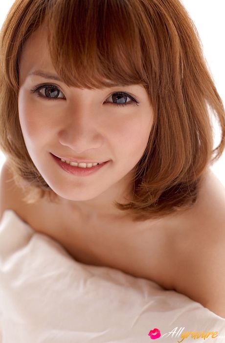 Misuzu Tachibana in blue shiny lingerie rubs cunt of bathtub