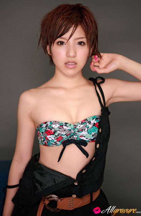 Erina Matsui Asian racy babe shows juicy titties in colorful bra