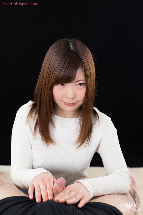 Maomi Yukinas innocent handjob