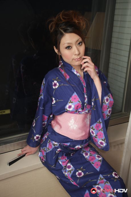 Sexy Yuka Kurosawa  takes her kimono off and teases for the camera