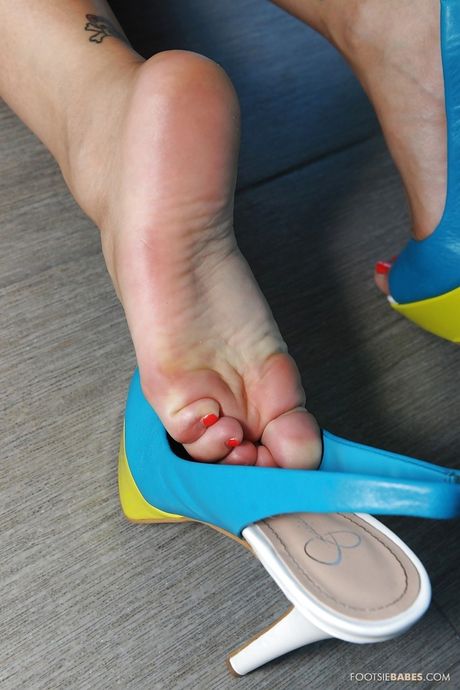 Excellent american hottie Vicki Chase in foot fetish show